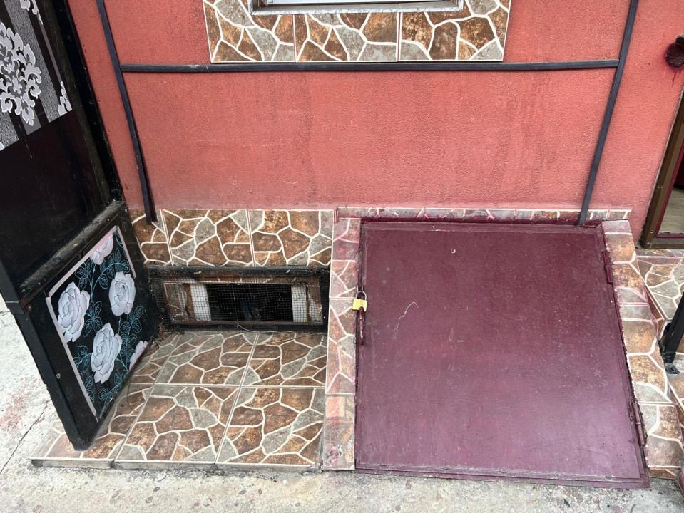 Casă de vânzare, curte comună, zonă excelentă- Unirii! 