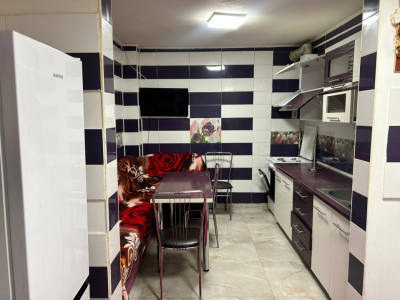 Casă de vânzare, curte comună, zonă excelentă- Unirii! 