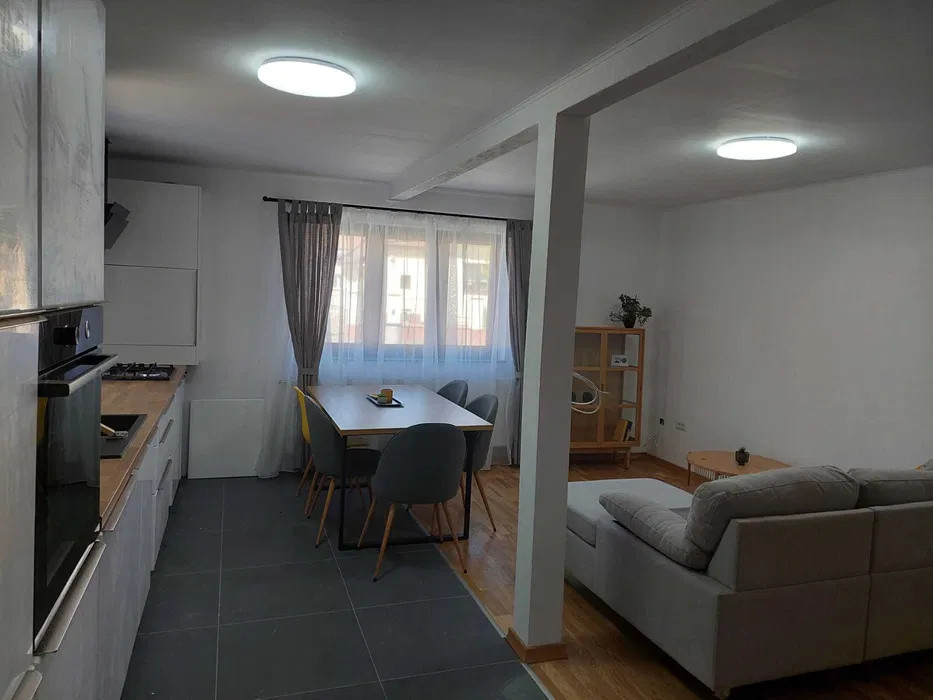 Casă de închiriat–Calea Turnișorului,curte comună, 3 dormitoare+ birou, parcare
