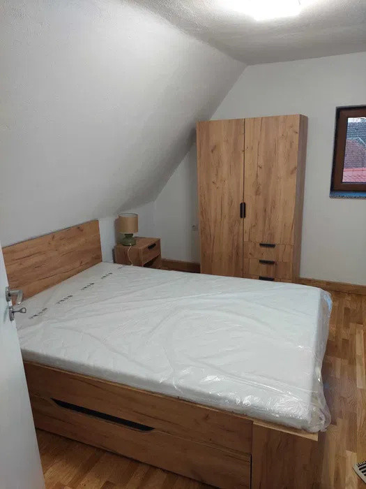 Casă de închiriat–Calea Turnișorului,curte comună, 3 dormitoare+ birou, parcare