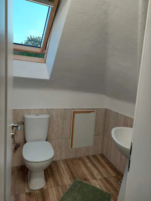 Casă de închiriat–Calea Turnișorului,curte comună, 3 dormitoare+ birou, parcare