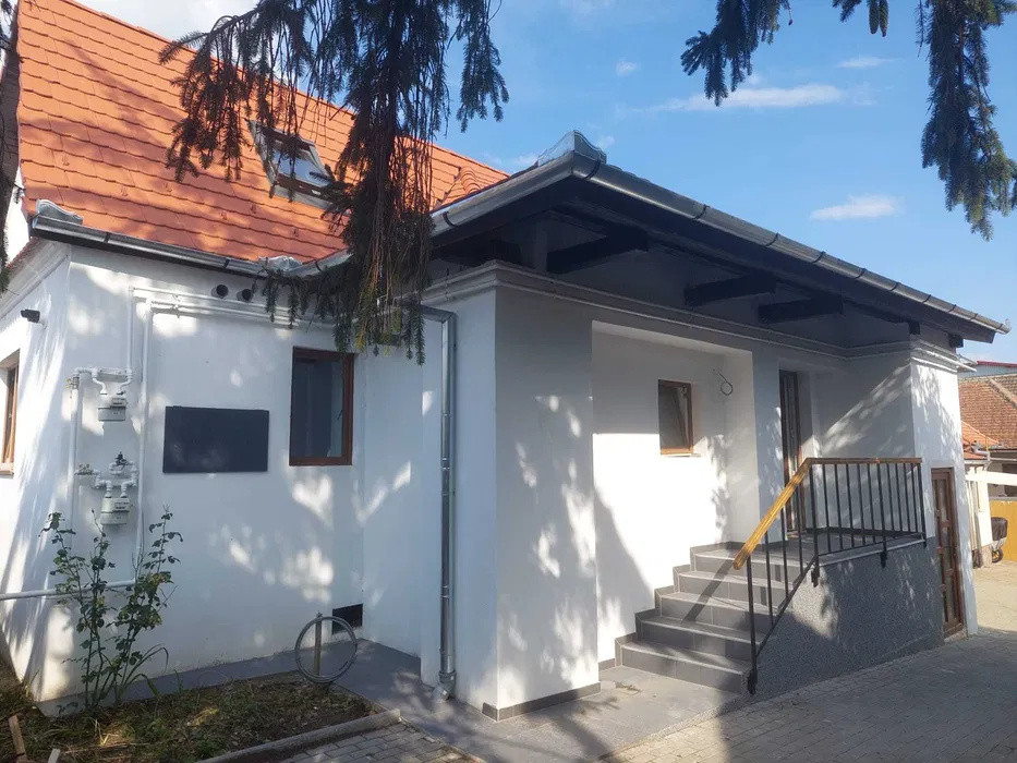 Casă de închiriat–Calea Turnișorului,curte comună, 3 dormitoare+ birou, parcare