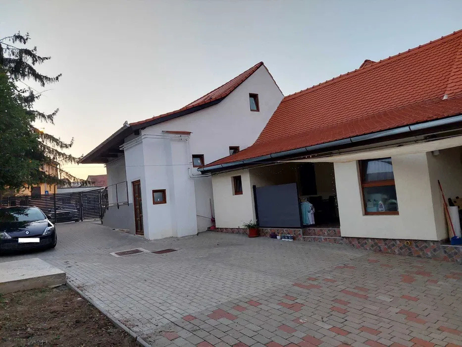 Casă de închiriat–Calea Turnișorului,curte comună, 3 dormitoare+ birou, parcare