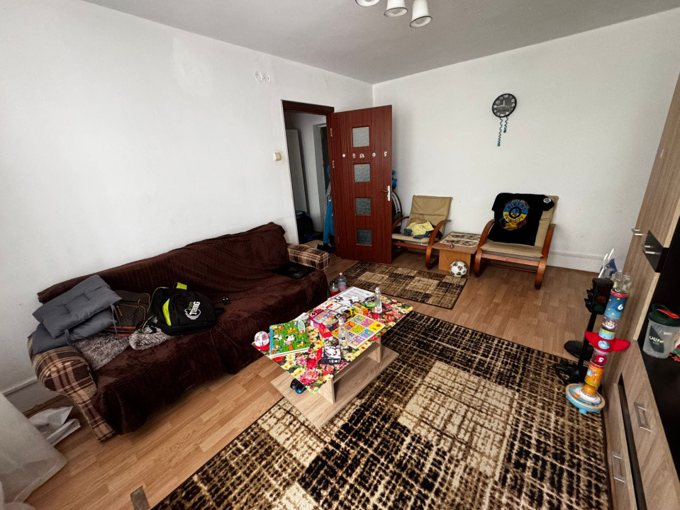 Apartament 2 camere, decomandat, 49mp, Rovine, zona Dezrobirii. 