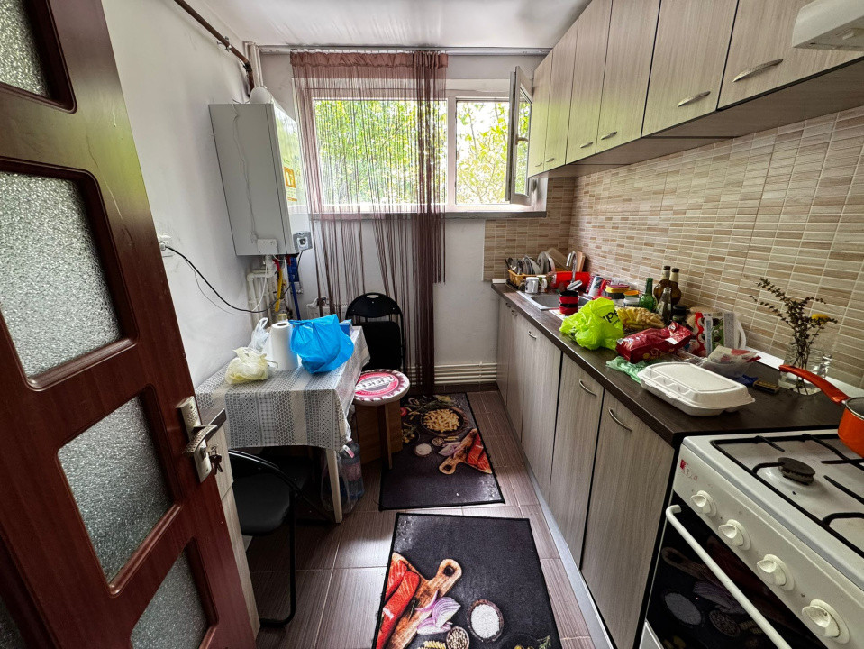 Apartament 2 camere, decomandat, 49mp, Rovine, zona Dezrobirii. 