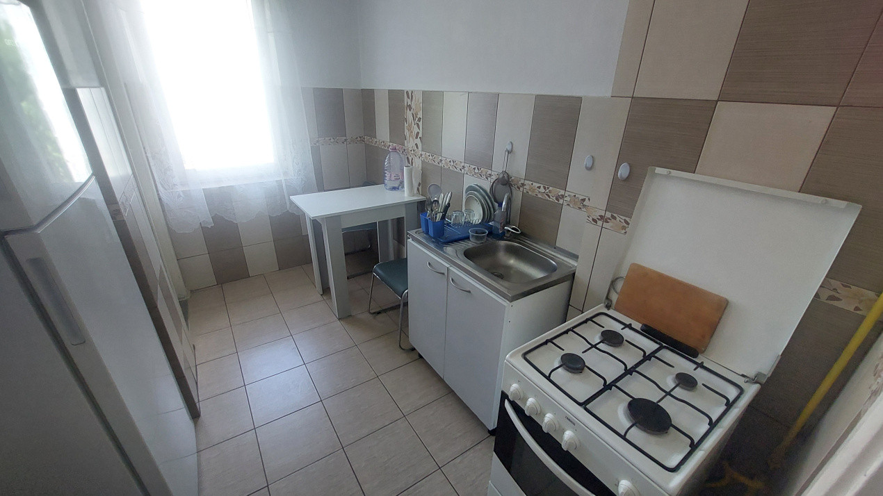 Apartament doua camere semidecomandat, etajul 3, Calea Bucuresti zona Institut