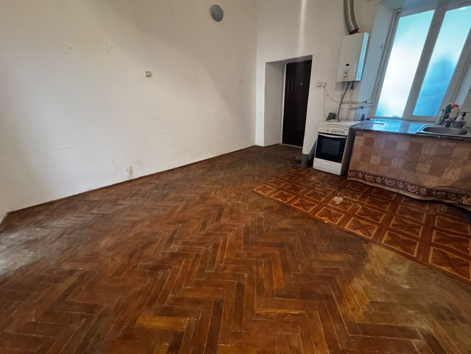 Apartament 2 camere, semidecomandat,45mp+ beci 27mp, Centru, zona Lipscani. 