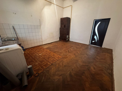 Apartament 2 camere, semidecomandat,45mp+ beci 27mp, Centru, zona Lipscani. 