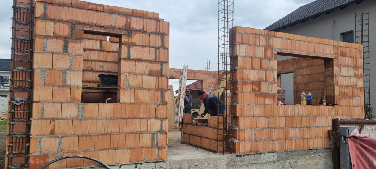 Duplex 130 mp, Curte și vedere  panoramica– Cristian, în Construcție