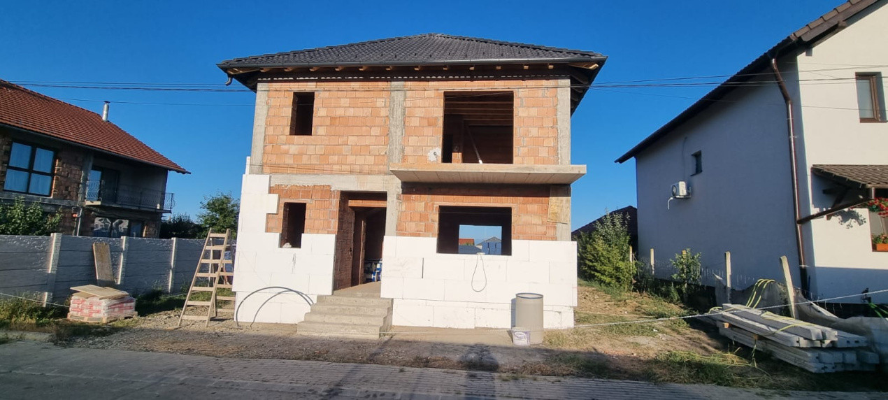 Duplex 130 mp, Curte și vedere  panoramica– Cristian, în Construcție