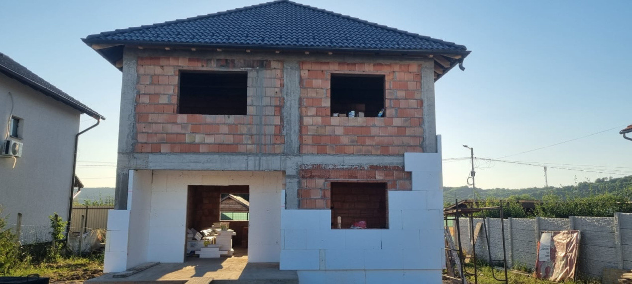 Duplex 130 mp, Curte și vedere  panoramica– Cristian, în Construcție