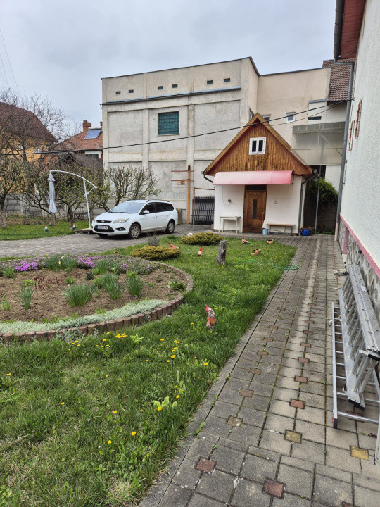 Casa 6 camere suprafata utila 320mp, teren 994mp spre vanzre in Sub Arini