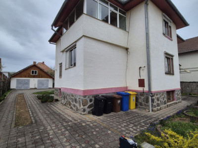 Casa 6 camere suprafata utila 320mp, teren 994mp spre vanzre in Sub Arini