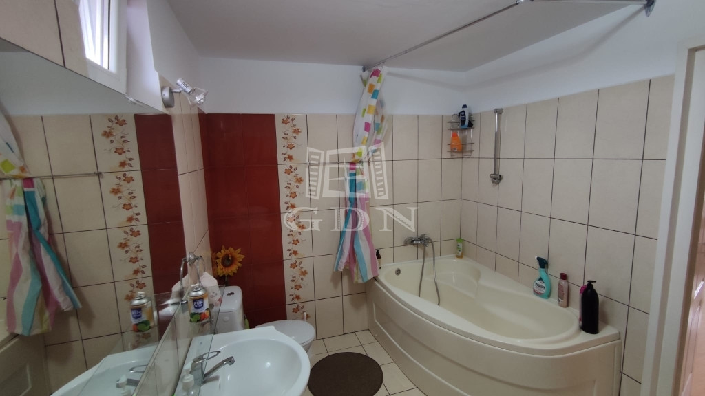 Casă P+1 cu 6 camere, decomandată, suprafață utilă 220 mp, Paleu