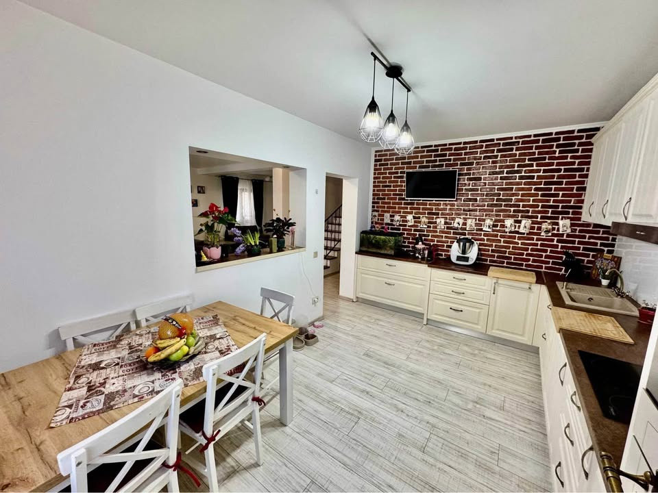 Ocazie! Casă cu etaj (duplex)mobilată, utilată, Dezmir, 223500 Eur