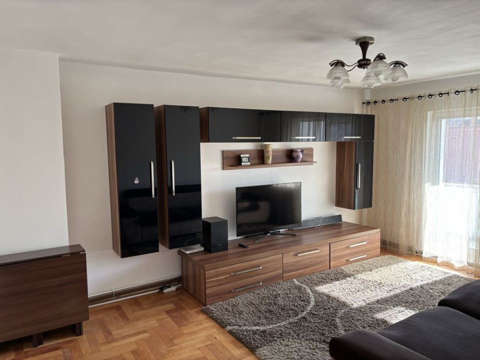 Apartament decomandat 3 camere, 70 mp, etaj 1/2, zona centrală și liniștită