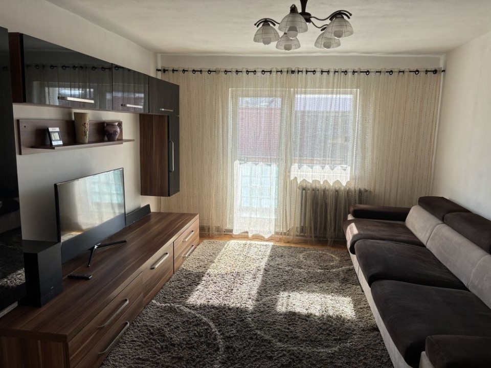 Apartament decomandat 3 camere, 70 mp, etaj 1/2, zona centrală și liniștită