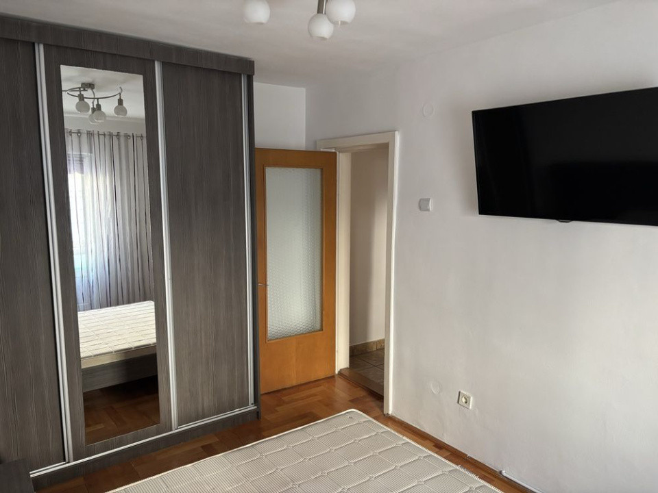 Apartament decomandat 3 camere, 70 mp, etaj 1/2, zona centrală și liniștită