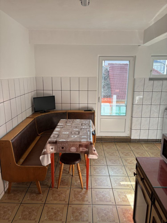 Apartament decomandat 3 camere, 70 mp, etaj 1/2, zona centrală și liniștită