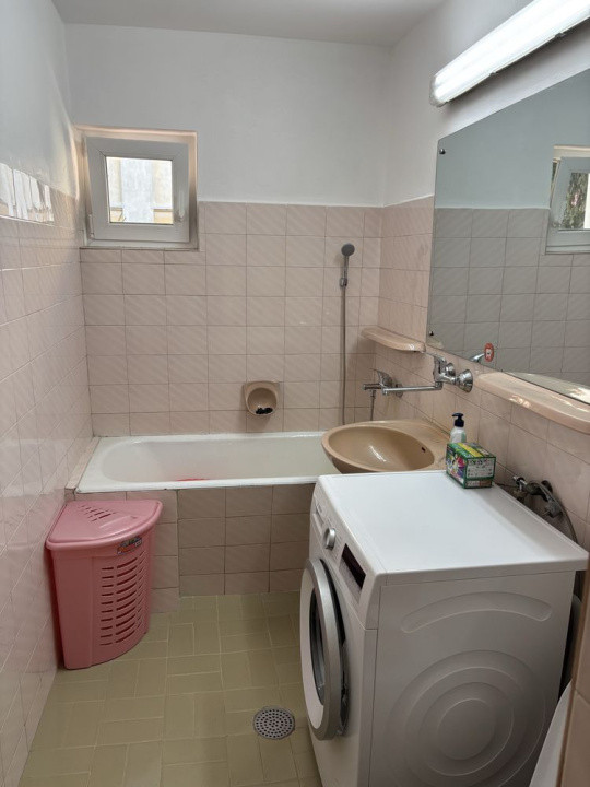 Apartament decomandat 3 camere, 70 mp, etaj 1/2, zona centrală și liniștită