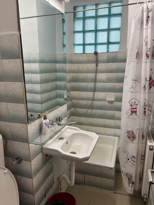 Apartament decomandat 3 camere, 70 mp, etaj 1/2, zona centrală și liniștită