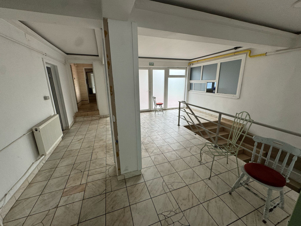 Spatiu comercial, 233mp, D+P, 6 incaperi, cartier Brazda, zona Amaradia