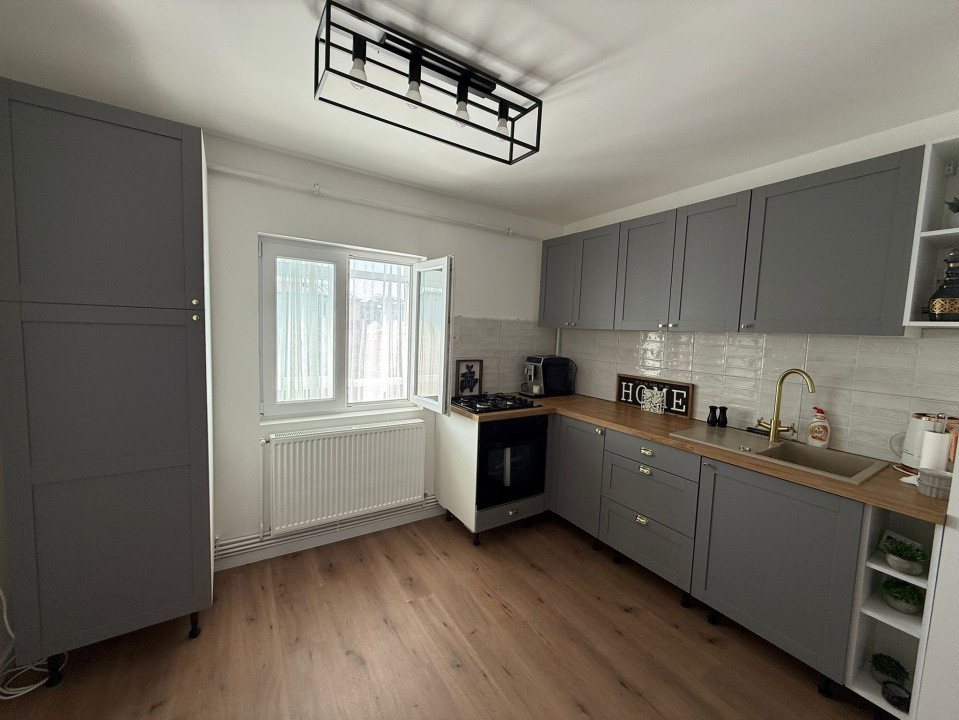 Apartament 3 camere, decomandat, 71mp, Rovine, zona Dezrobirii.