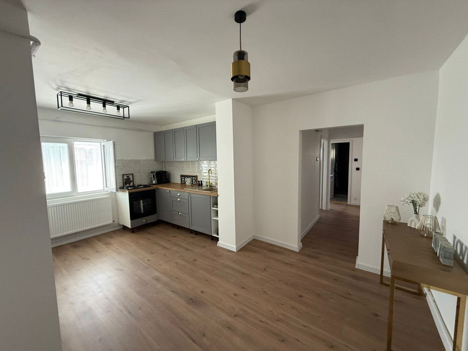Apartament 3 camere, decomandat, 71mp, Rovine, zona Dezrobirii.