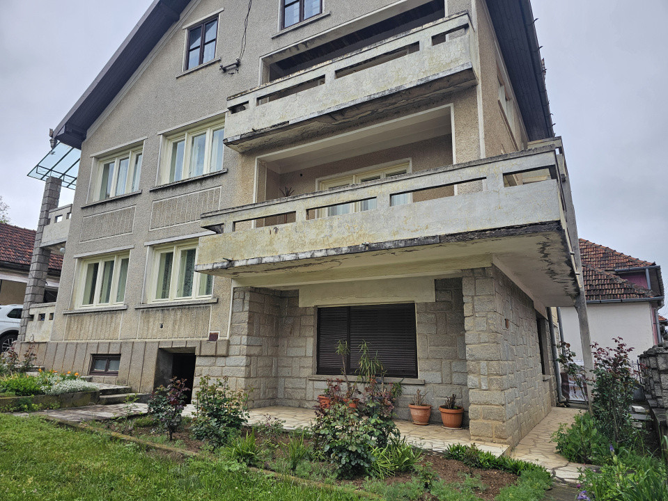 Casa vila cu 10 camere, loc Izbuc, Bihor