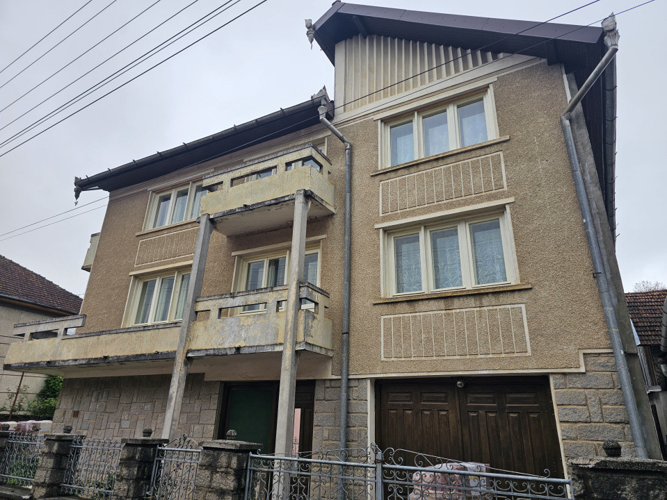 Casa vila cu 10 camere, loc Izbuc, Bihor