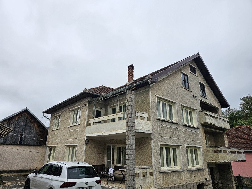 Casa vila cu 10 camere, loc Izbuc, Bihor