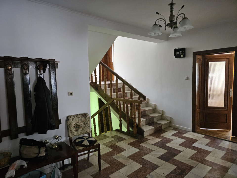 Casa vila cu 10 camere, loc Izbuc, Bihor