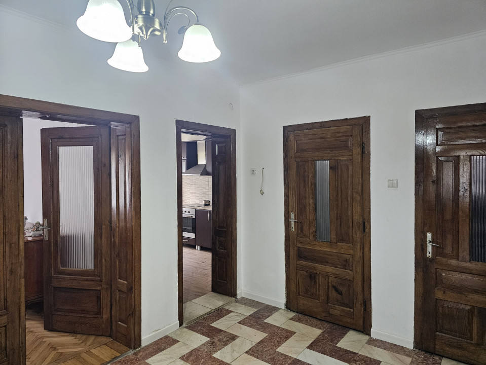 Casa vila cu 10 camere, loc Izbuc, Bihor
