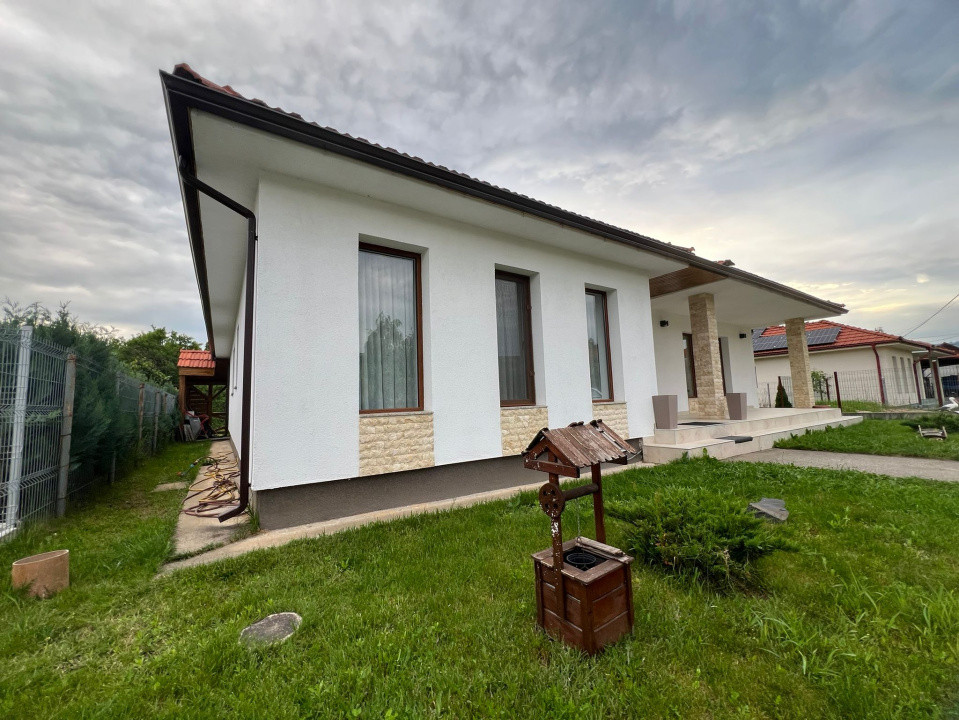 Casa individuala cu 4 camere si 5 ari teren zona centrala