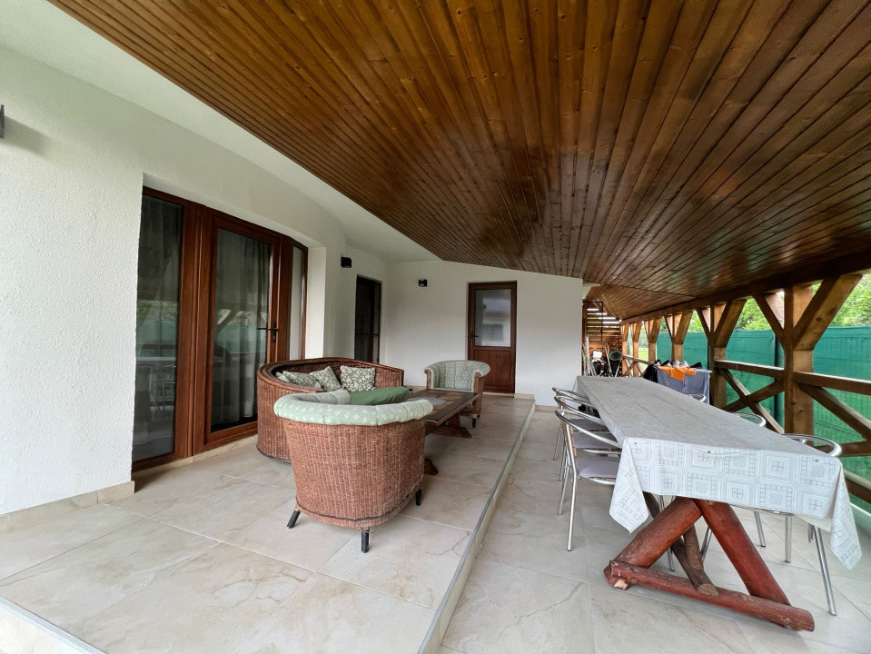 Casa individuala cu 4 camere si 5 ari teren zona centrala