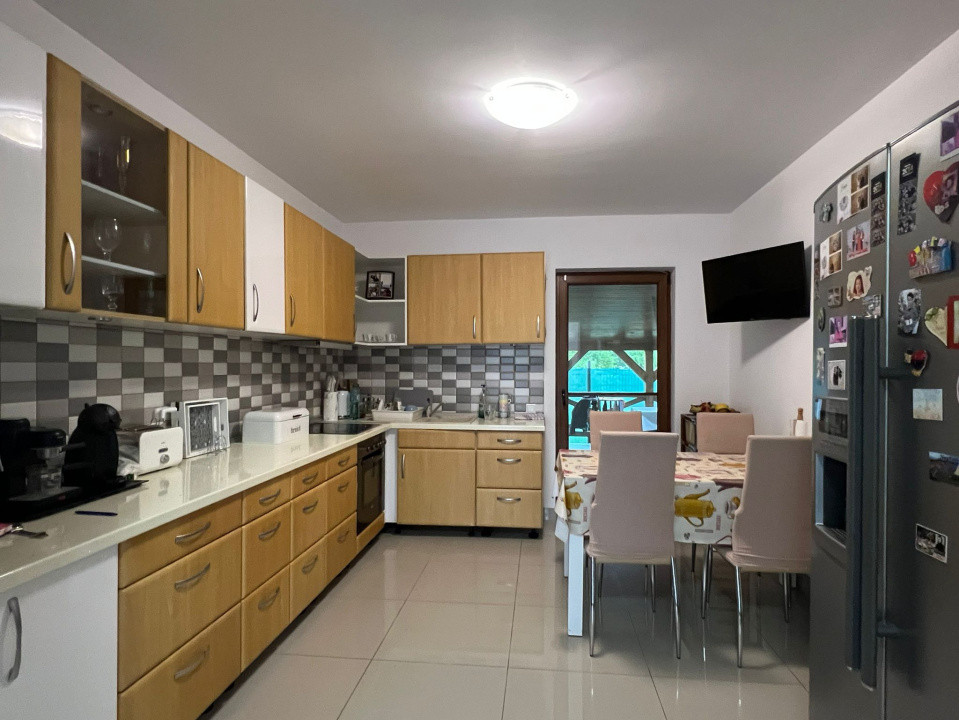 Casa individuala cu 4 camere si 5 ari teren zona centrala