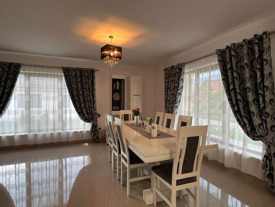 Casa individuala cu 4 camere si 5 ari teren zona centrala