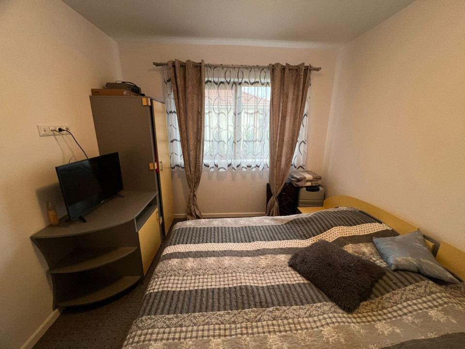 Casa individuala cu 4 camere si 5 ari teren zona centrala