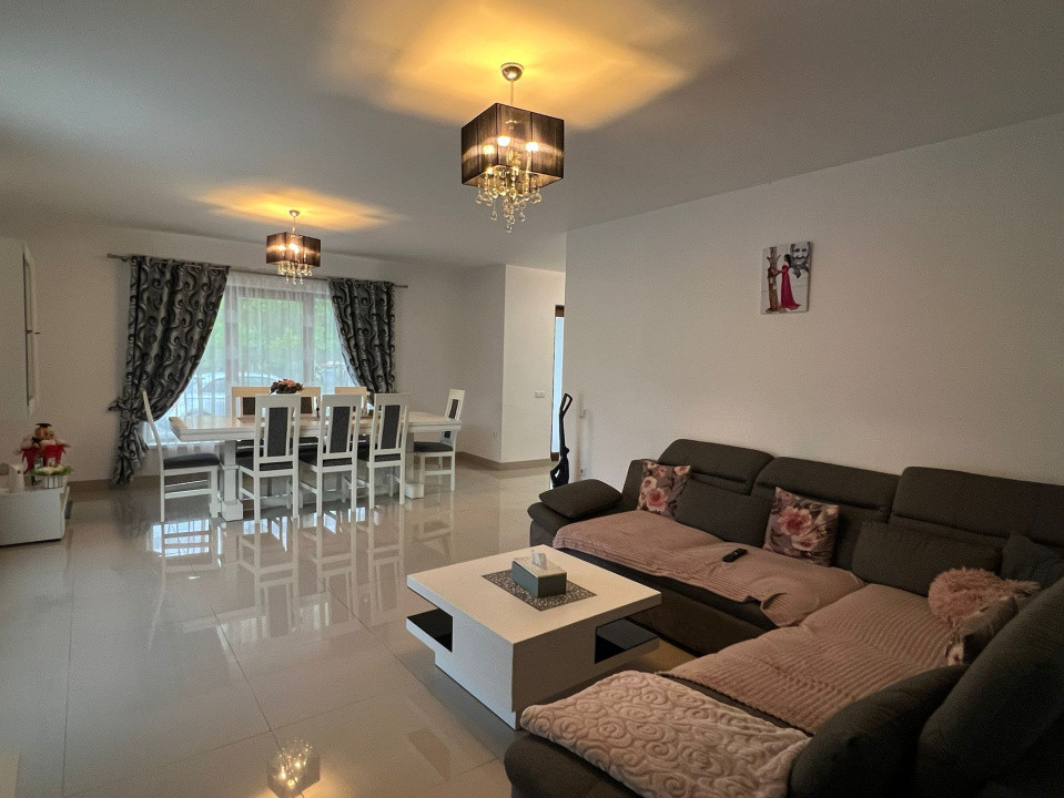 Casa individuala cu 4 camere si 5 ari teren zona centrala