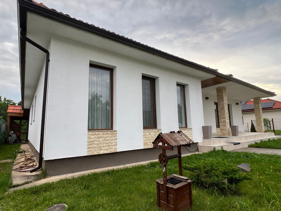 Casa individuala cu 4 camere si 5 ari teren zona centrala