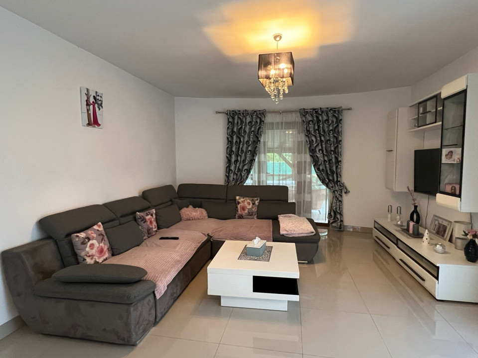 Casa individuala cu 4 camere si 5 ari teren zona centrala