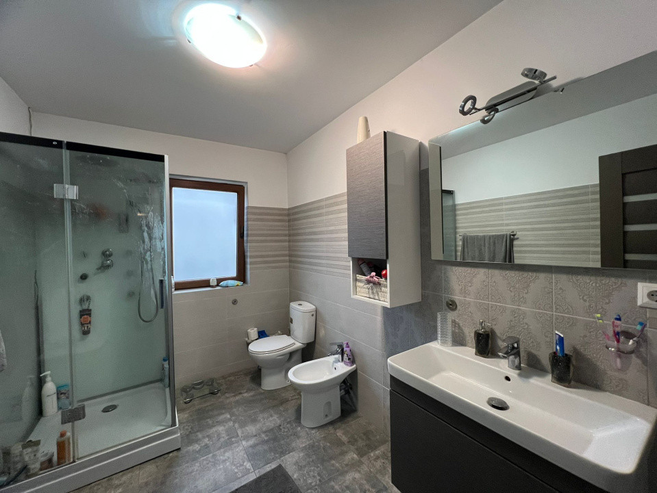 Casa individuala cu 4 camere si 5 ari teren zona centrala