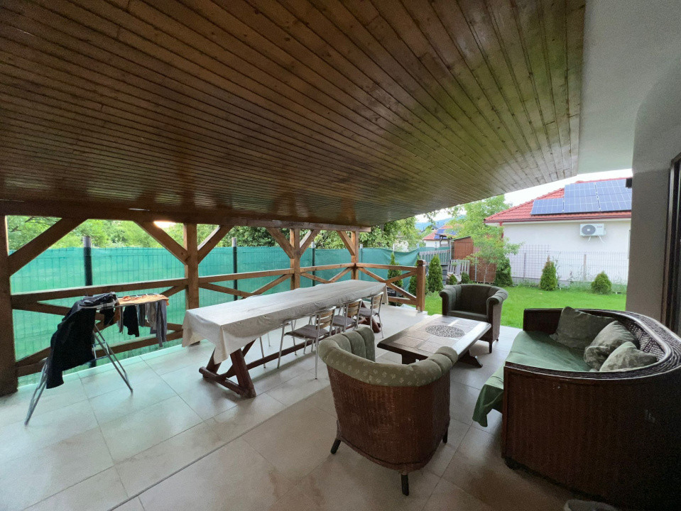 Casa individuala cu 4 camere si 5 ari teren zona centrala