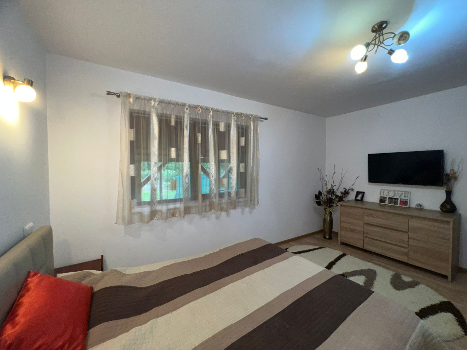 Casa individuala cu 4 camere si 5 ari teren zona centrala