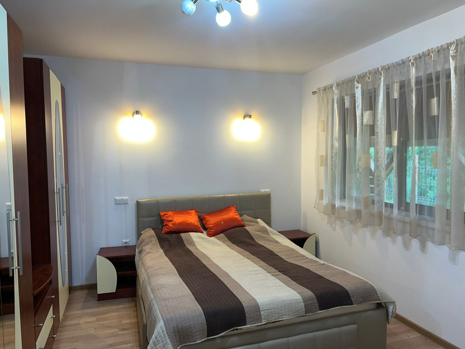 Casa individuala cu 4 camere si 5 ari teren zona centrala