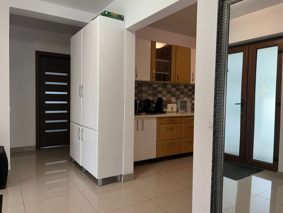 Casa individuala cu 4 camere si 5 ari teren zona centrala