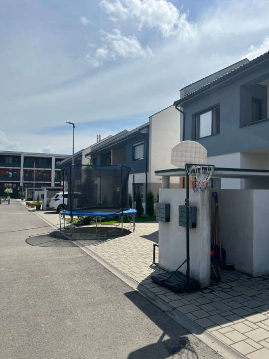 Casa cu 5 camere in Livada zona linistita