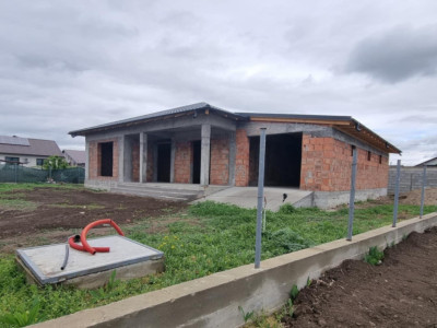 Casă de vânzare, 3 camere + garaj