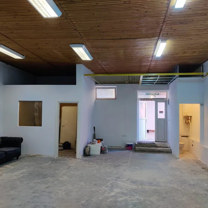 Spațiu comercial de inchiriat/Hala de producție | 98 mp +curte 70 mp |