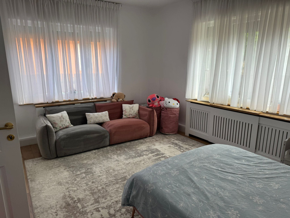 Casa cu trei camere complet renovata cu garaj in centrul istoric